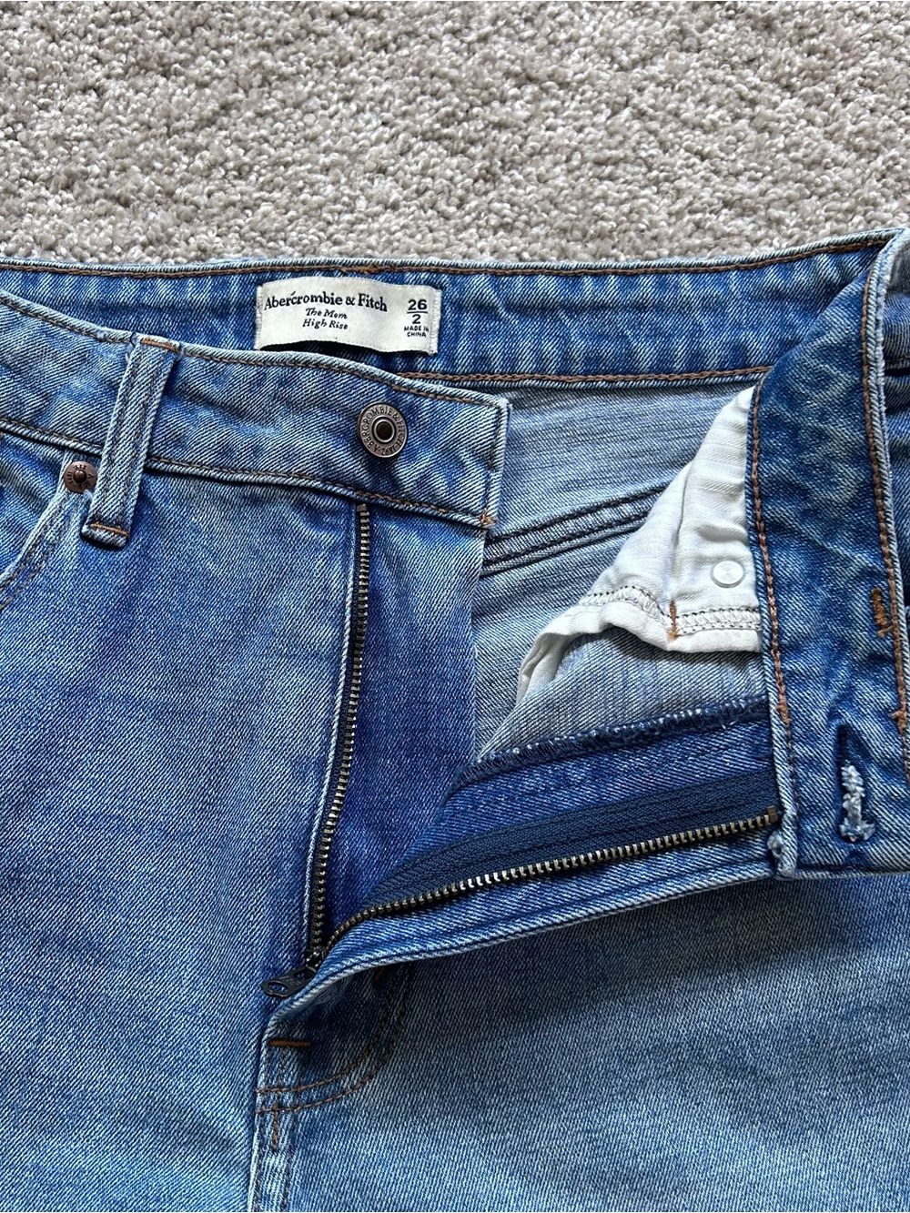 Abercrombie & Fitch Curve Love High Rise Mom Jeans 26 2 Medium Wash Distressed - Picture 7 of 9